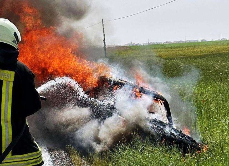 Kulu'da seyir halindeki otomobil alev alev yandı