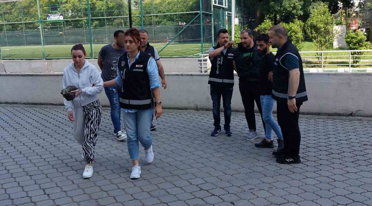 Sahte dolarla telefon alırken yakayı ele verdiler