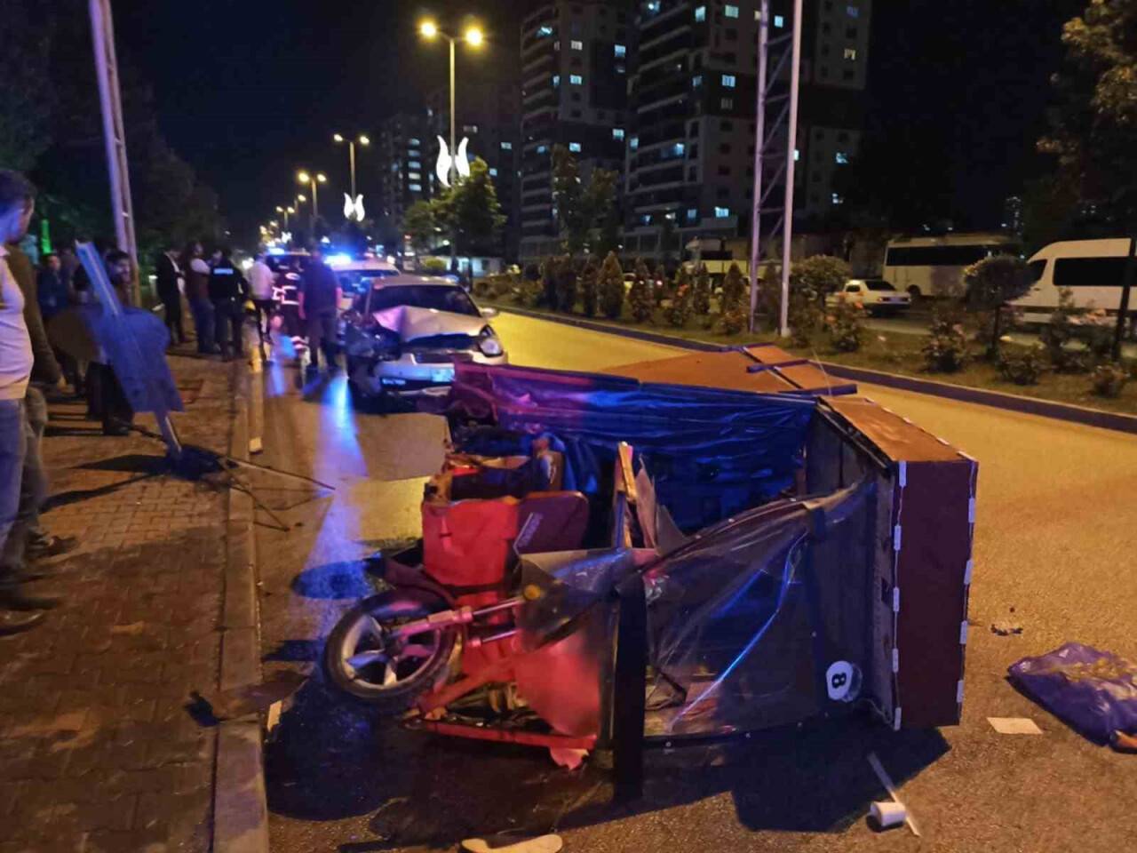 Atık toplama aracı otomobil ile çarpıştı