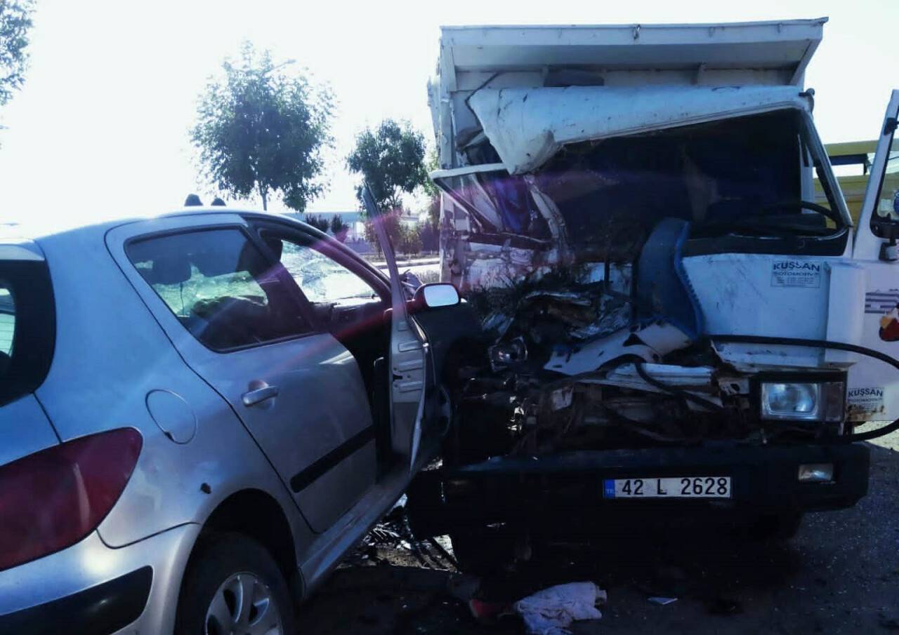 Otomobil park halindeki kamyonete çarptı: 4 yaralı