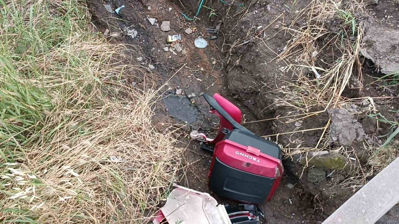 Motosiklet bariyerlere çarparak devrildi
