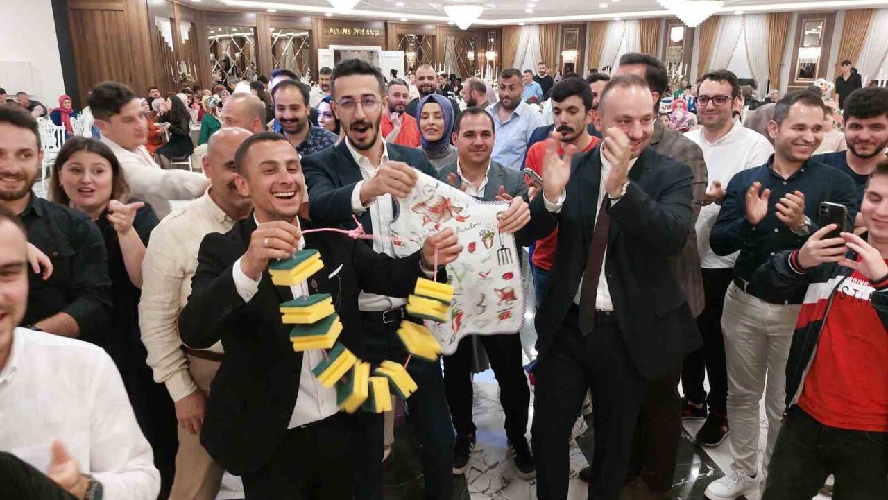 Karaciğer nakli olan dayısını gelinliğiyle hastanede ziyaret etti