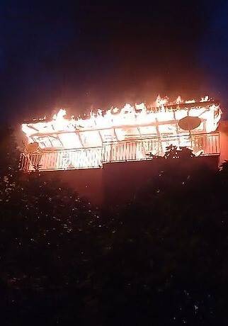 Binanın  çatısı alevlere teslim oldu