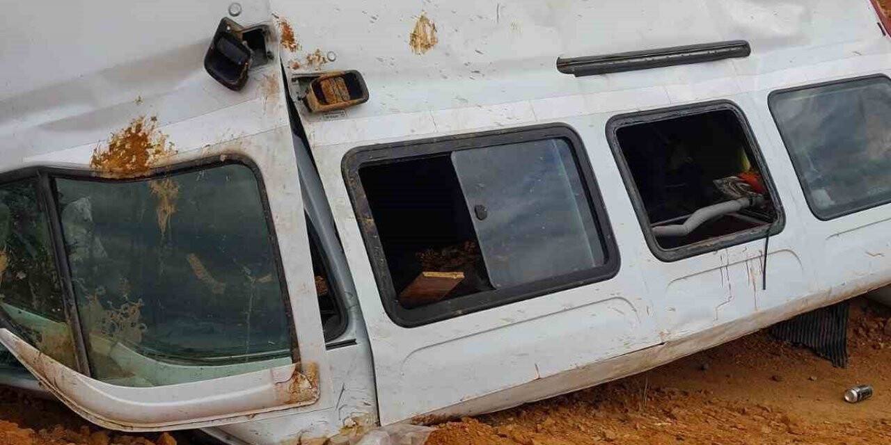 Otomobille çarpışan işçi servis minibüsü devrildi: 12 yaralı