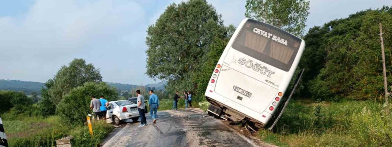 Bilecik’te minibüs ile otomobil çarpıştı: 11 yaralı