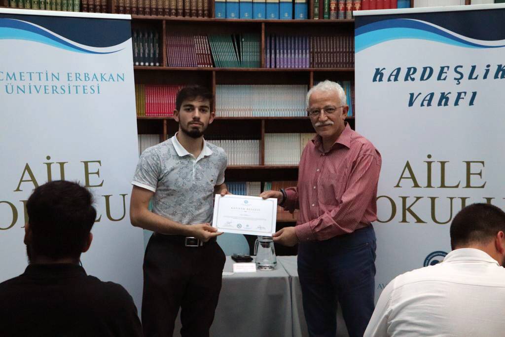 'Aile Okulu'nda kursiyerlere belgeleri verildi