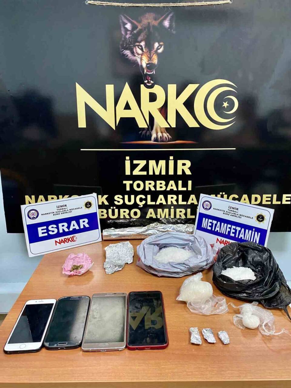 Kiraladıkları dairede uyuşturucu satarken yakalandılar