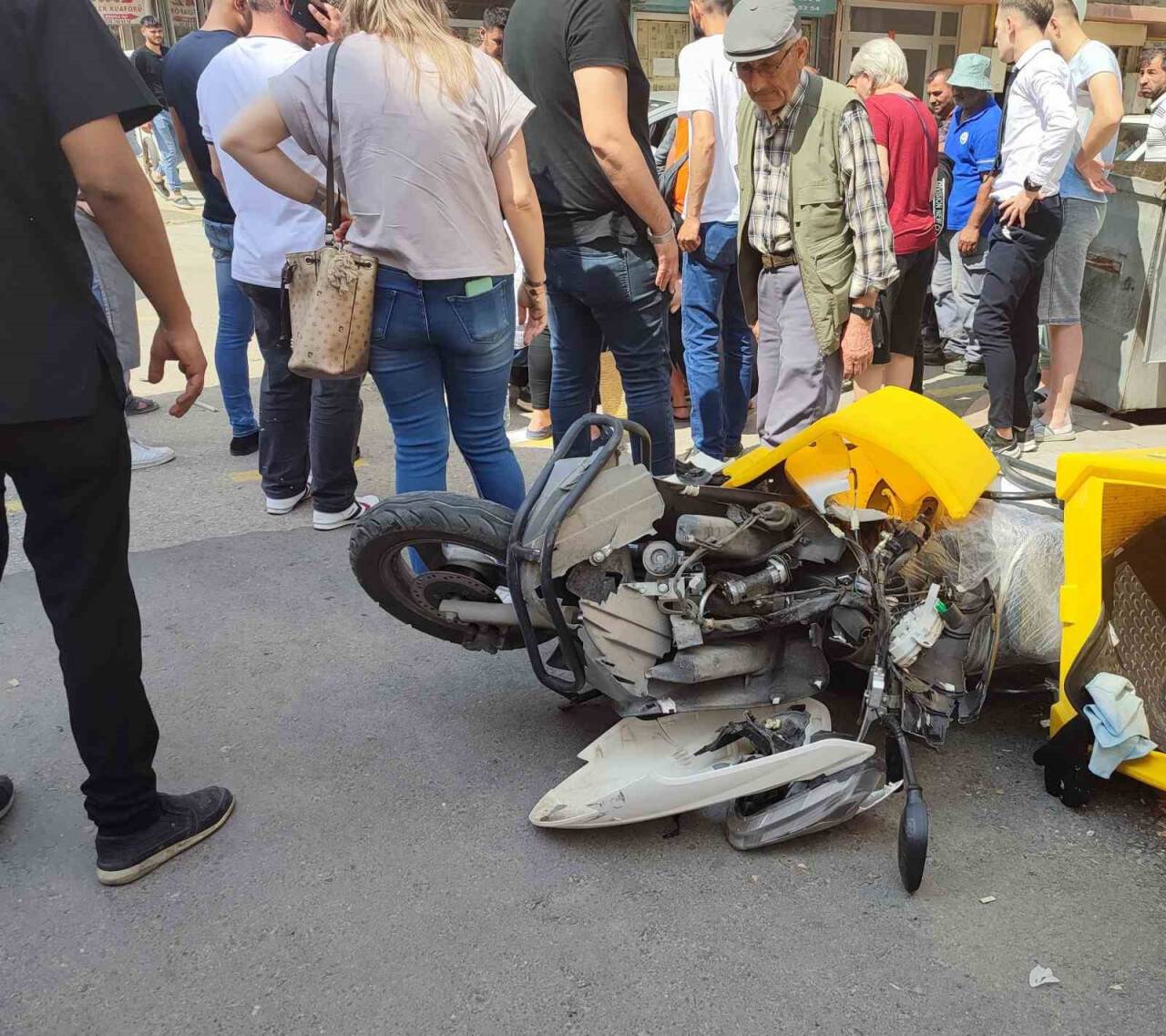 Motosikletle çarpışan otomobil sürücüsü kaza yerinden kaçtı