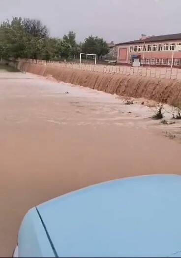 Okul bahçesi şelaleye döndü