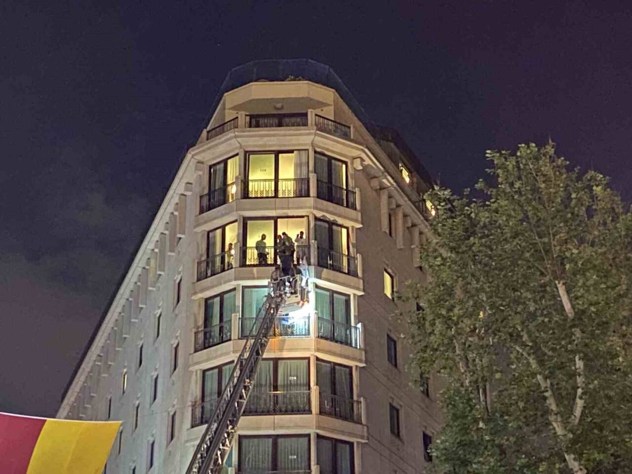 Otelin demir korkuluklarına bağladığı iple intihar etti