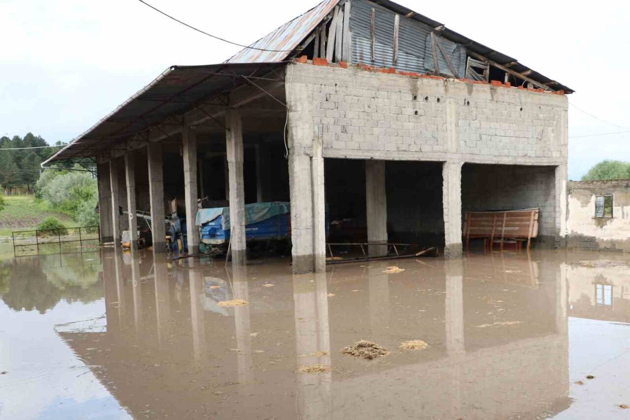 Sağanak taşkın ve su baskınlarına neden oldu