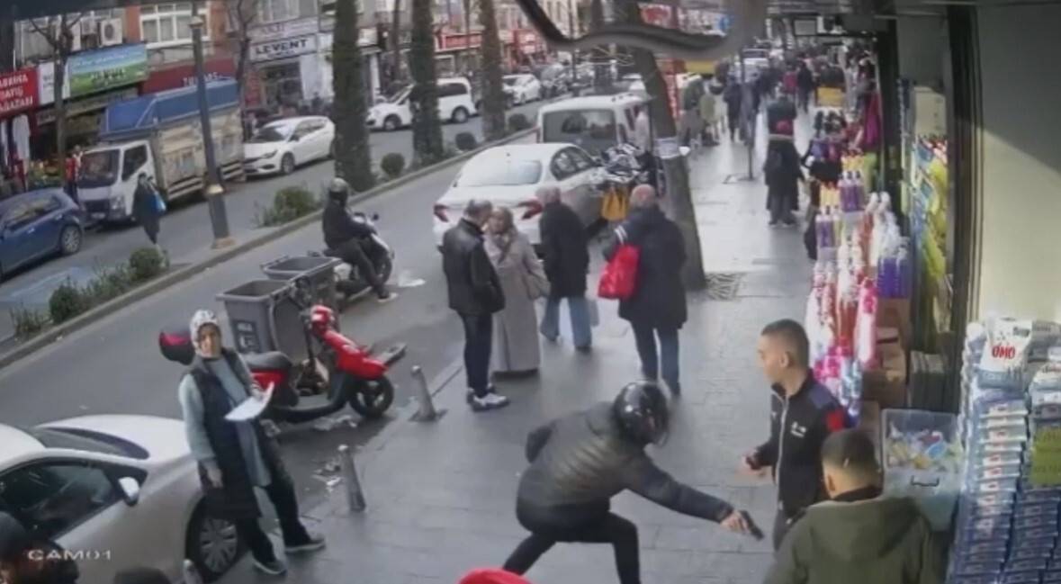Silahlı saldırı kamerada: Yanlış adamı vurmuş