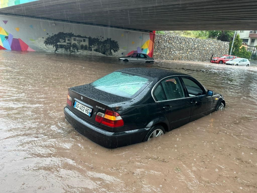Başkentte 2 araç alt geçitte sular altında kaldı