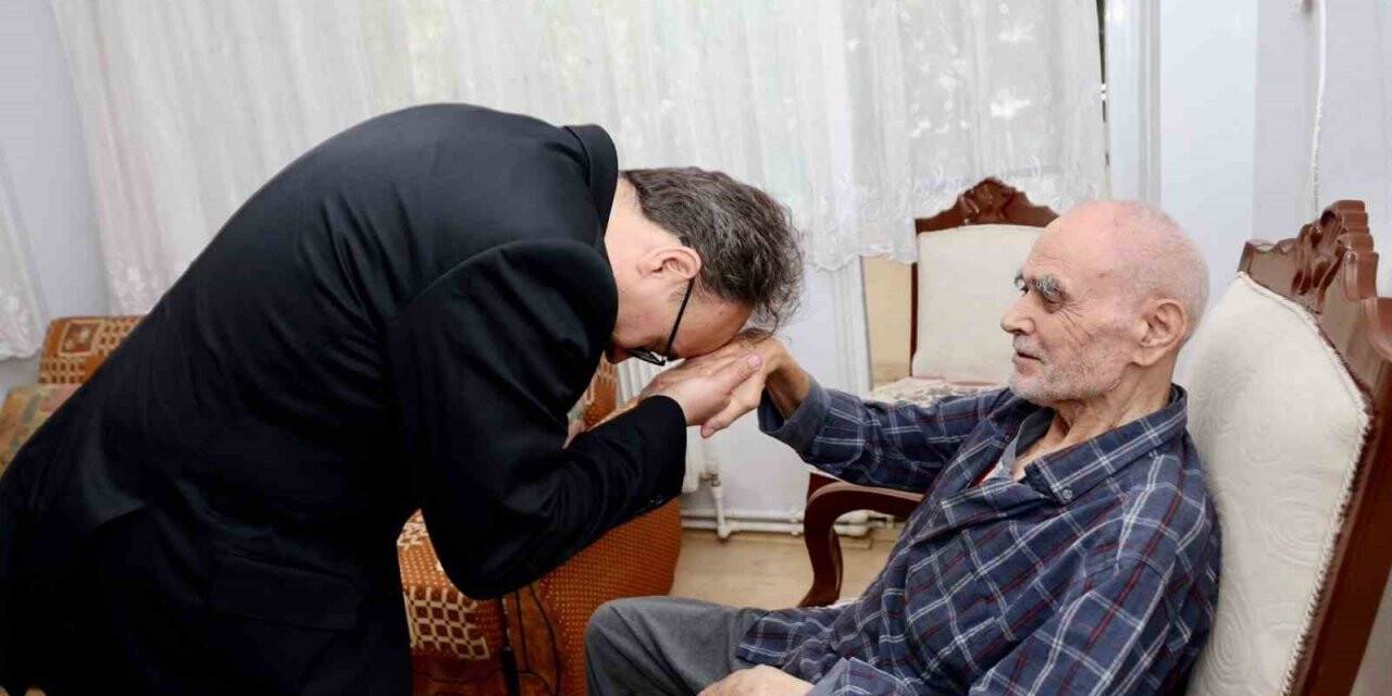 Vali Kızılkaya şehit ailesini yalnız bırakmadı