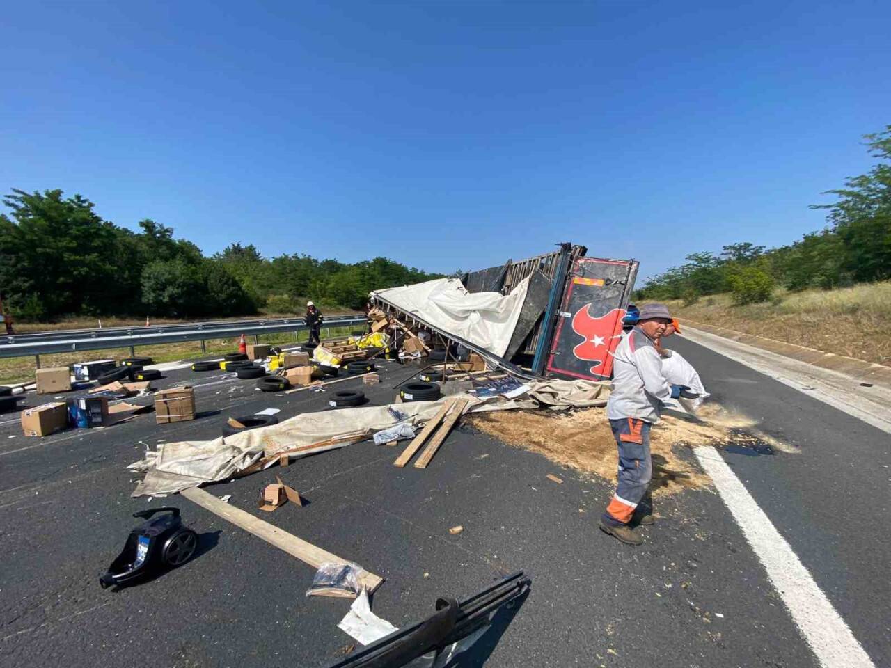 Devrilen tır İstanbul-Edirne Otobanı’nı kapattı