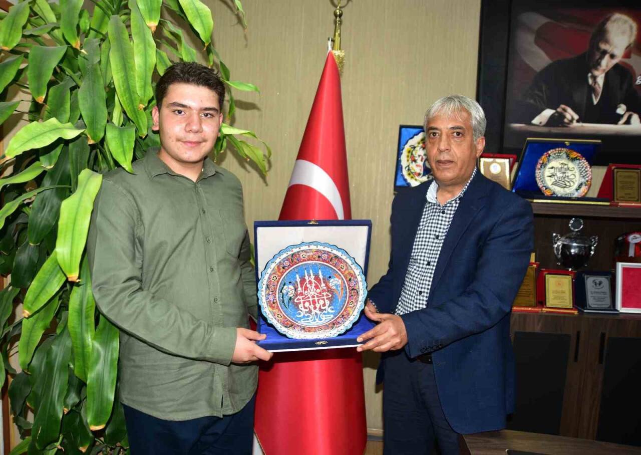 LGS Türkiye birincisi başarısını depremde ölen arkadaşlarına armağan etti