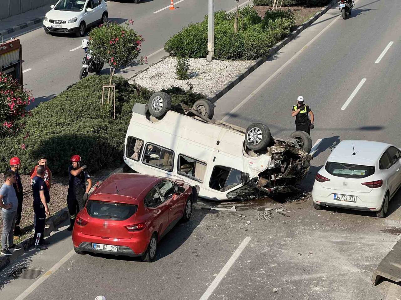 Kontrolden çıkan araç köprülü kavşaktan düştü