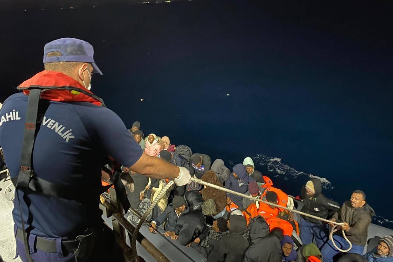 Yunanistan’ın geri ittiği 48 düzensiz göçmen kurtarıldı