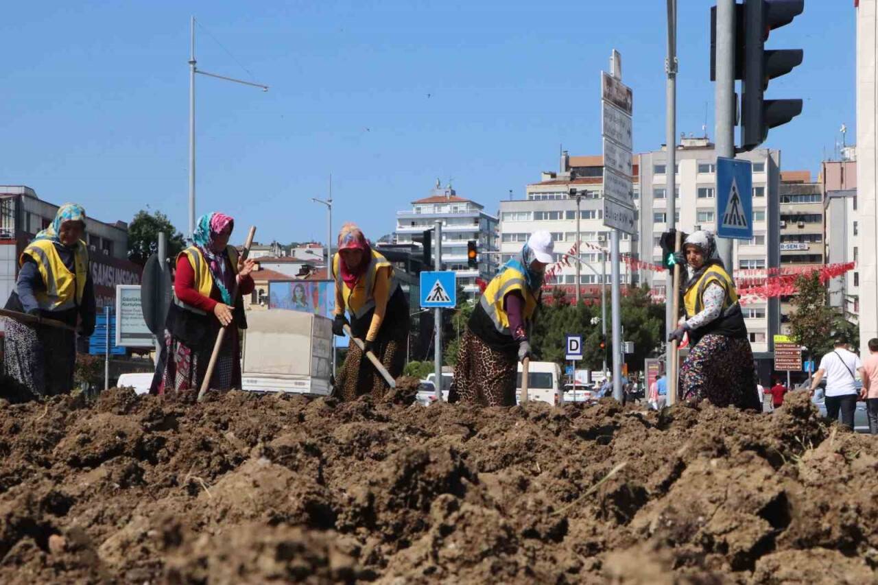 Kadınların yakıcı güneş altında ekmek mücadelesi: Şehri onlar süslüyor