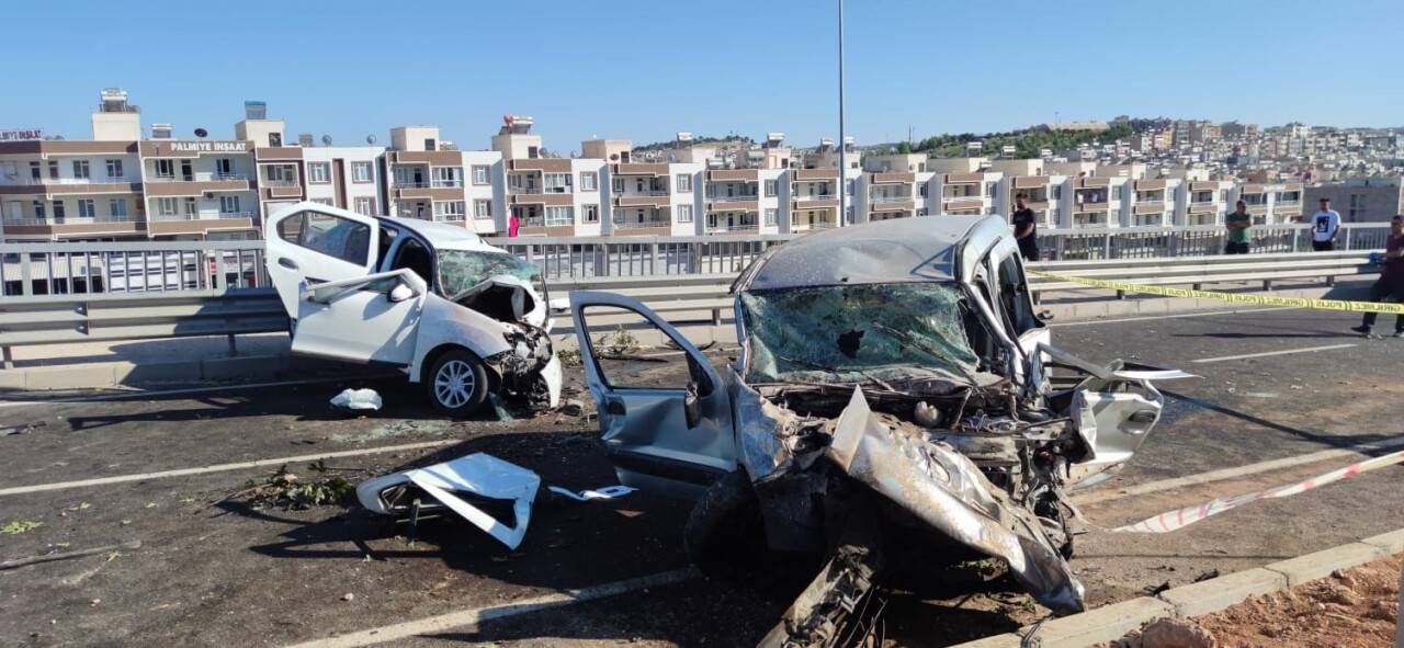 Hafif ticari araç ile otomobil çarpıştı: 5 yaralı