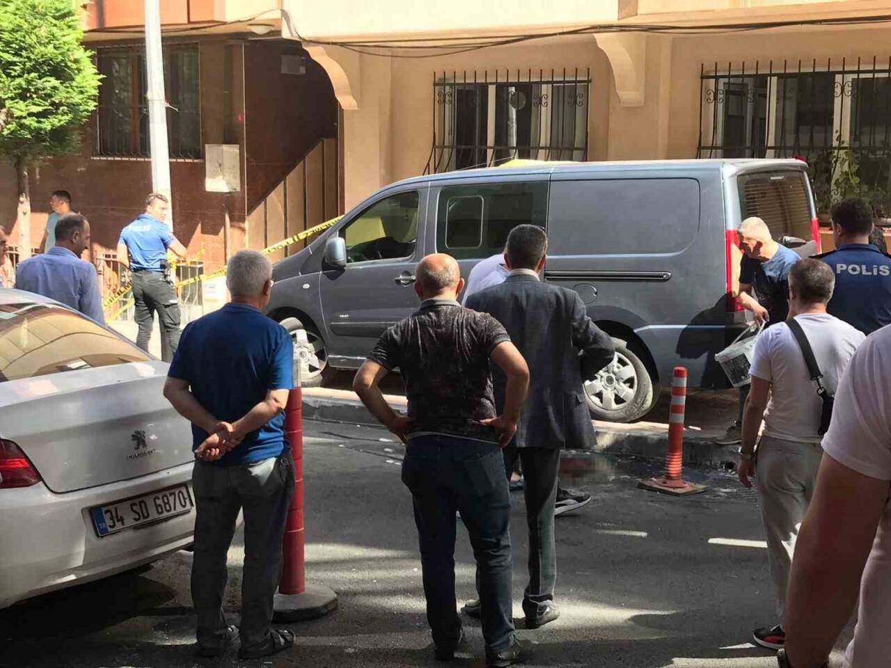 Silahlı saldırıda bir tesisatçı ve çocuk vuruldu