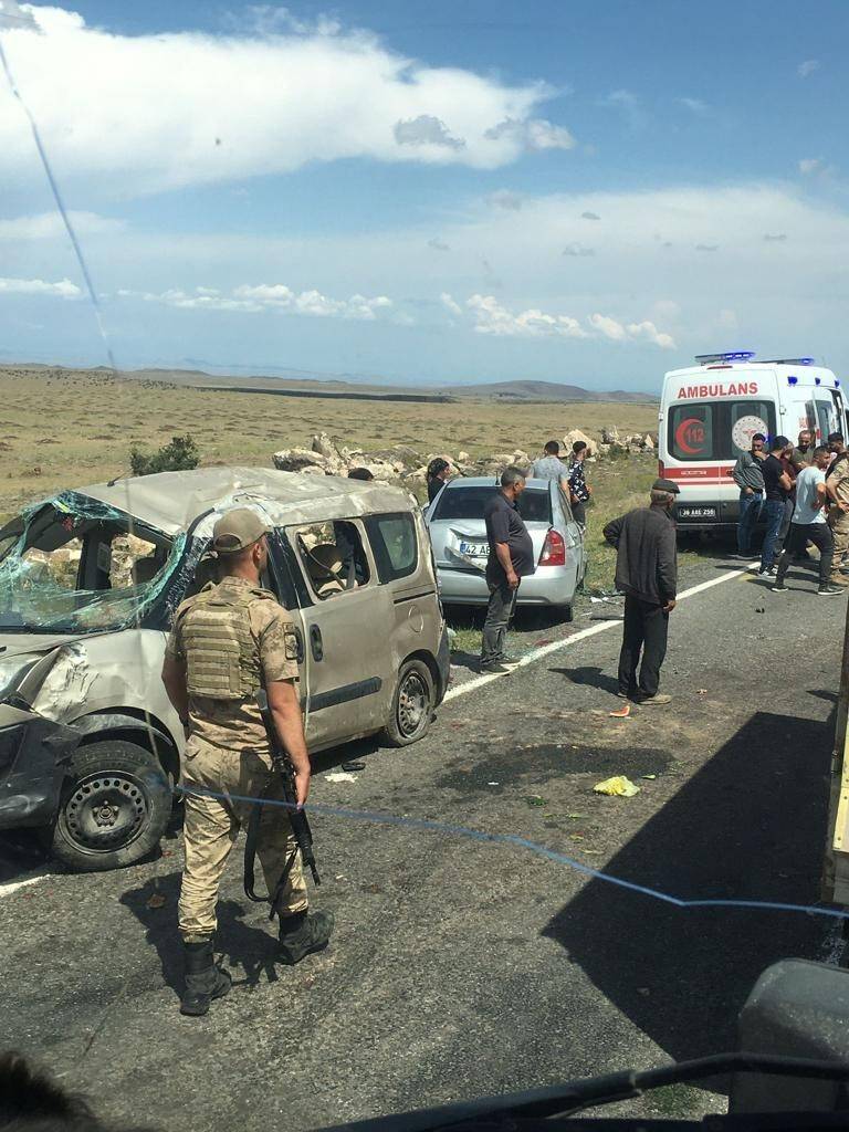 Kars’ta trafik kazası: 3’ü çocuk 12 yaralı