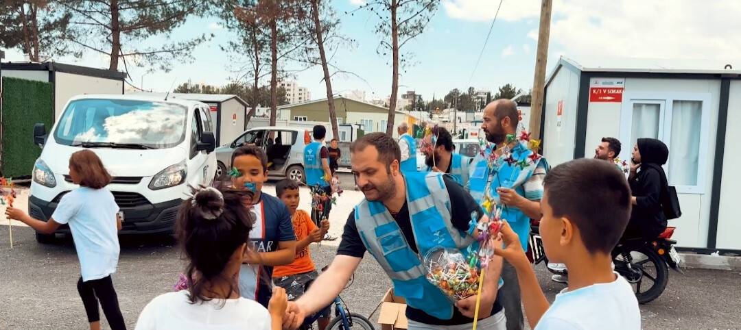 İnsan Vakfı'ndan depremzede çocuklara bayramlık