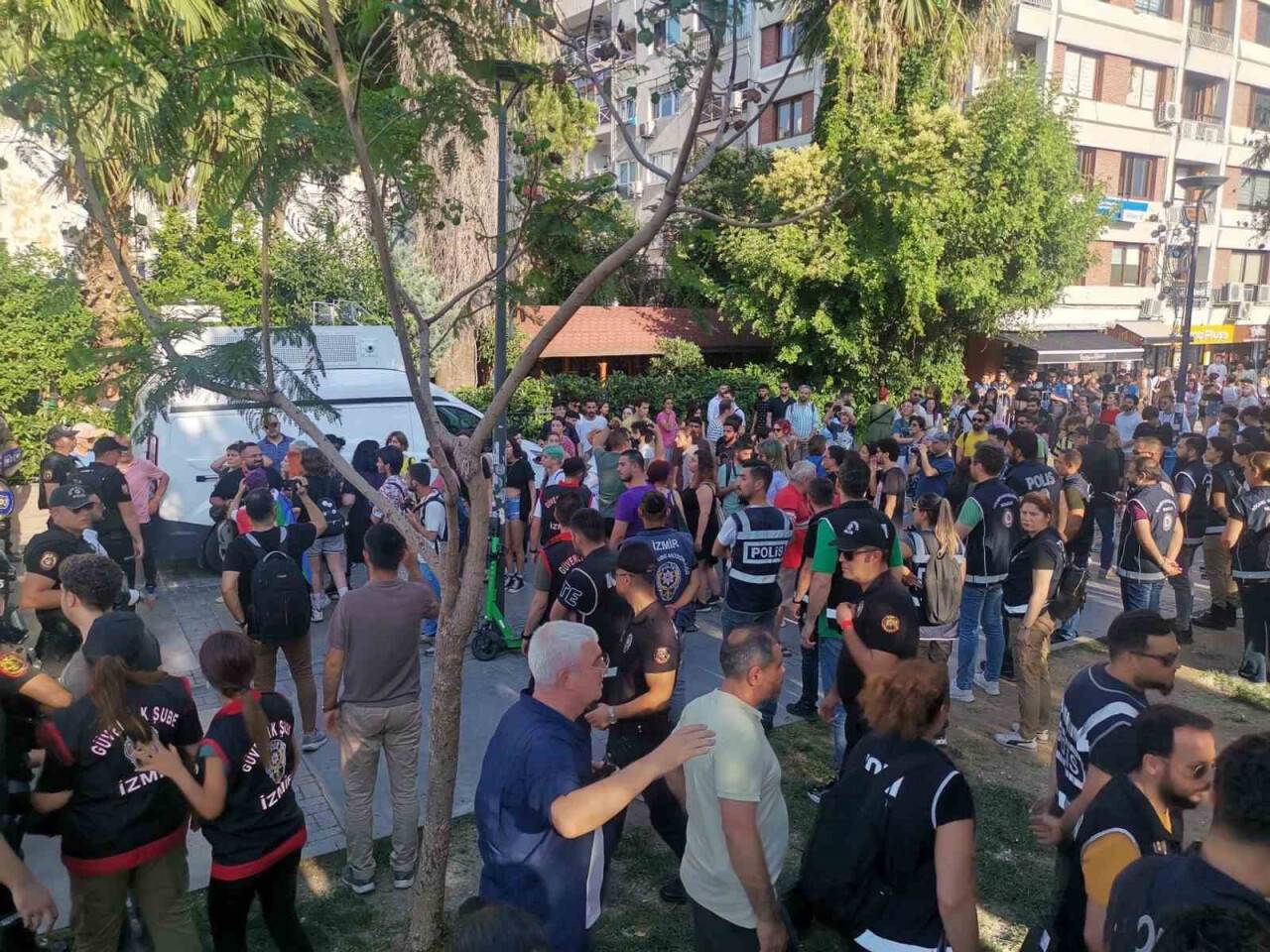 LGBT yürüyüşüne polis müdahalesi