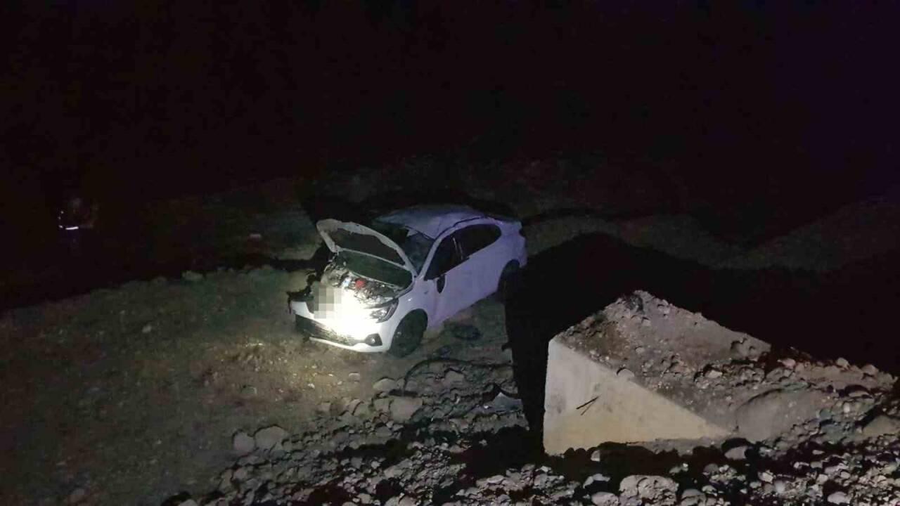 Otomobil 4 metre yükseklikten şarampole uçtu: 5 yaralı