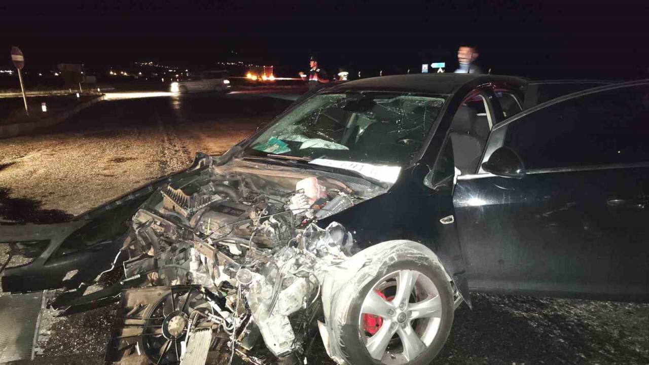 Hurdaya dönen otomobilde 5 kişi yaralandı