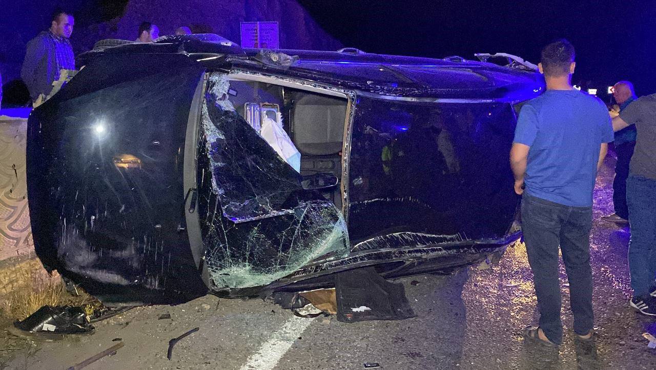 Otomobil takla atıp duvara çarptı: 2 yaralı