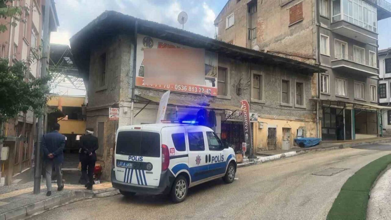 Tüfeği tamir etmek isterken yanındaki kişiyi vurdu