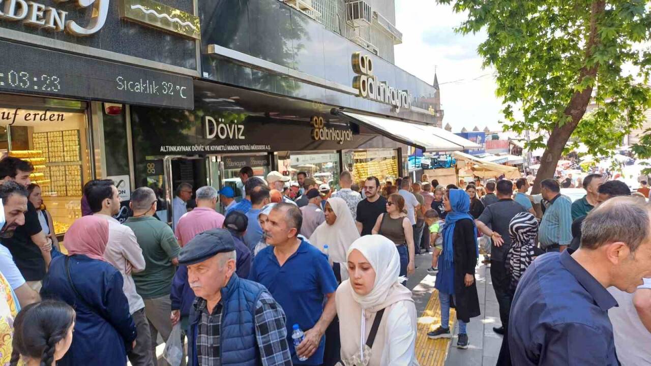 Döviz bozdurmak isteyen vatandaşlar kuyruk oluşturdu