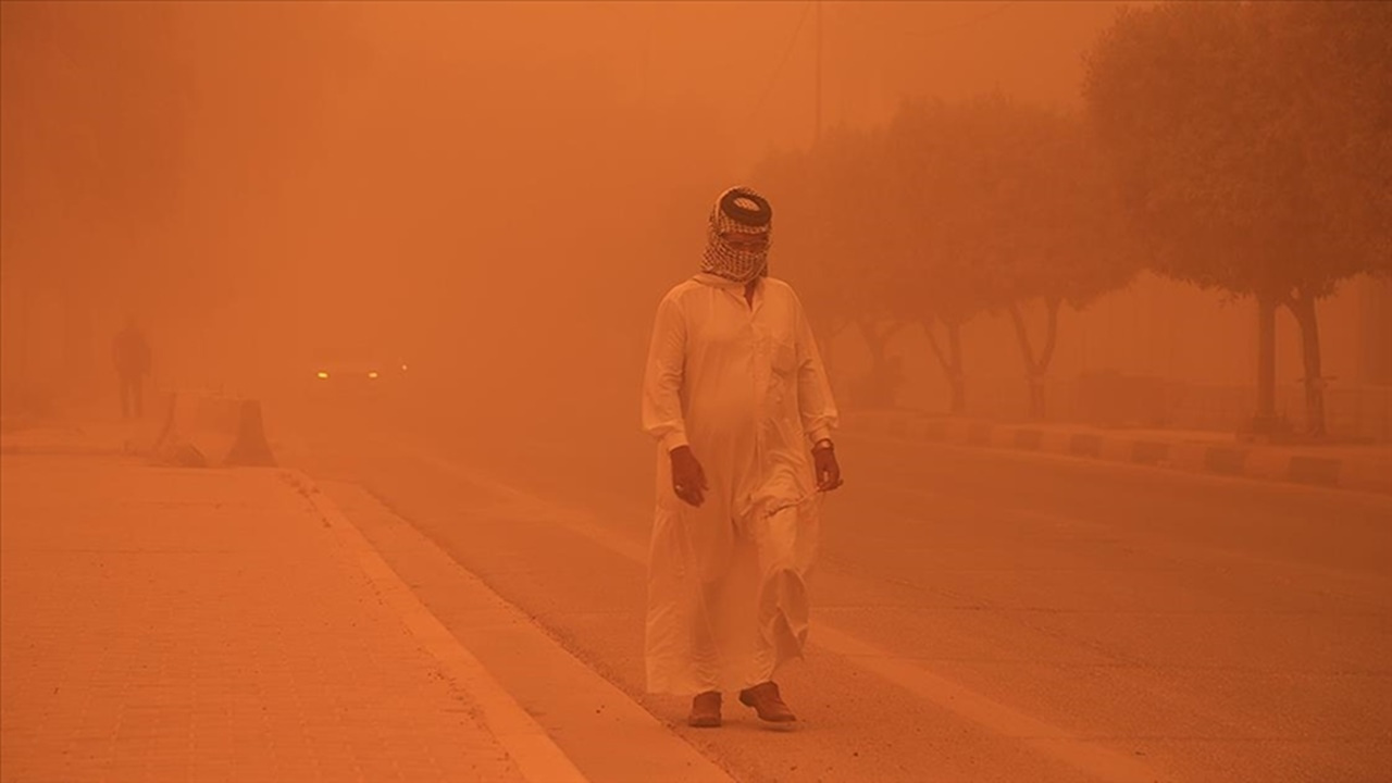 İran’da toz fırtınası nedeniyle hastaneye kaldırılanların sayısı 750’yi geçti