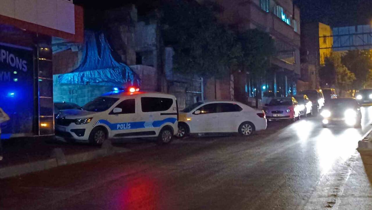 Polis memurunu pompalıyla vurarak yaraladı