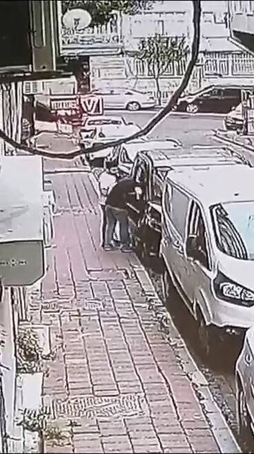 Fatih’te lüks aracın içinden televizyon ve 20 bin lira değerinde döviz çaldılar: O anlar kameralara yansıdı