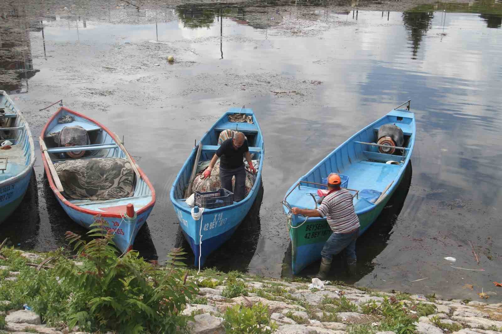 Beyşehir Gölü’nde av sezonu açıldı, balıklar tezgahları süsledi