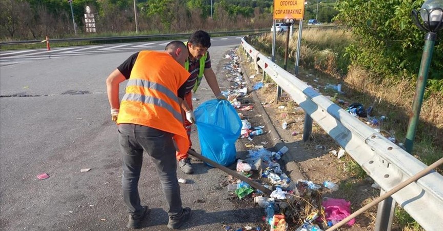 Anadolu Otoyolu, tatilcilerden geriye kalan çöpler ve kirlilikten temizlendi