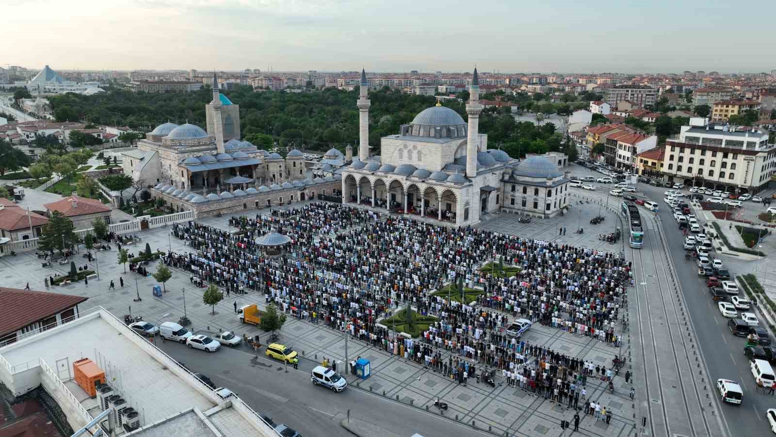 Konya'da binlerce kişi bayram namazında Mevlana Meydanı’nı doldurdu