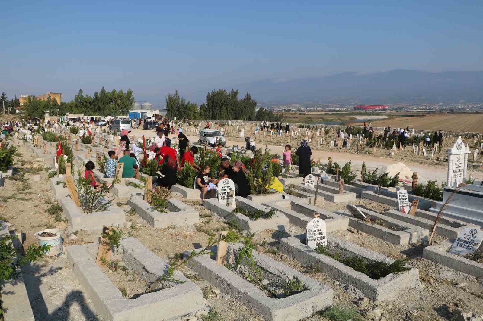 Hatay’da ilk bayram ziyareti deprem mezarlığına oldu