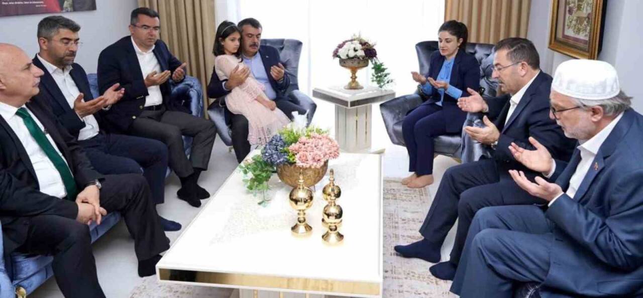 Bakan Tekin, Erzurum’da şehit ailesine bayram ziyaretinde bulundu