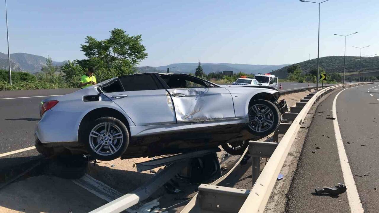Bilecik’te otomobil bariyerlere çarptı: 2 yaralı