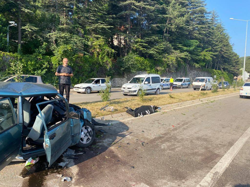 Otomobiller çarpıştı: 1 ölü, 7 yaralı