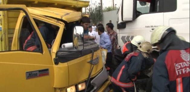 Kamyon ve TIR kafa kafaya çarpıştı