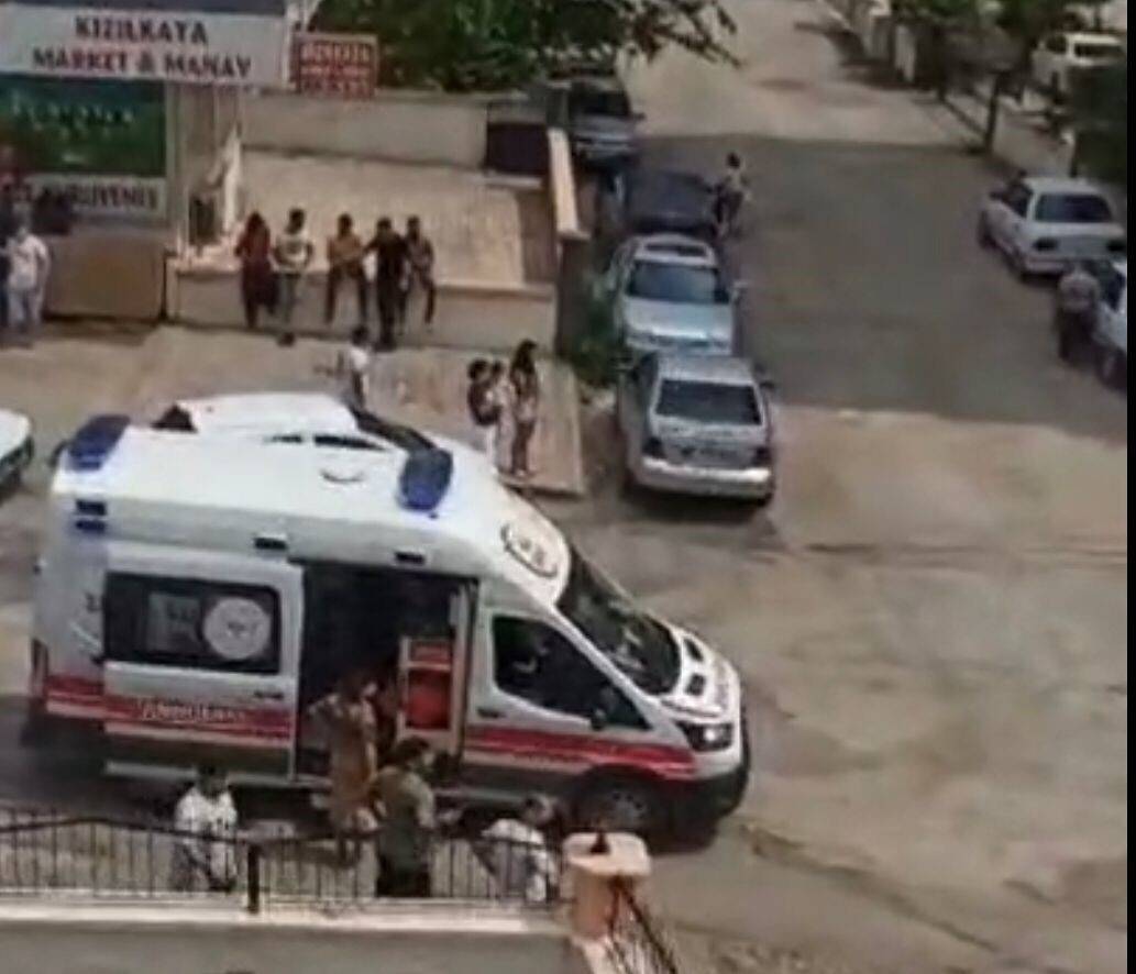 Ev yangınında 3 kişi dumandan etkilendi