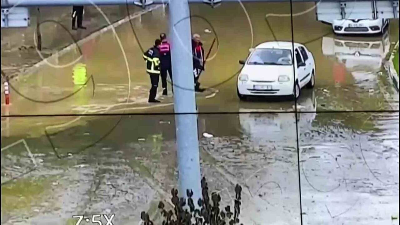Göle dönen yolda araçta kaldılar