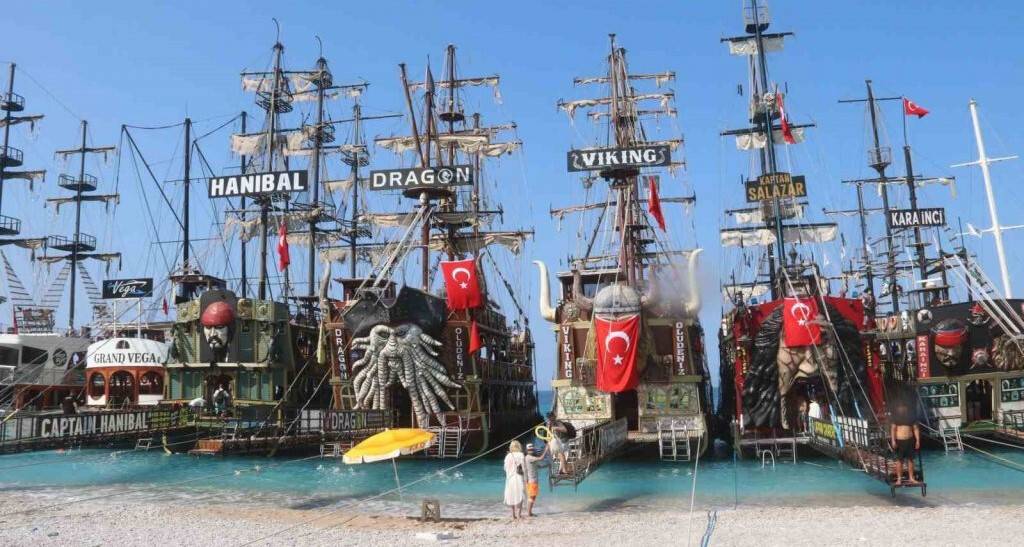 Ölüdeniz’de tekneciler çifte bayram kutladı