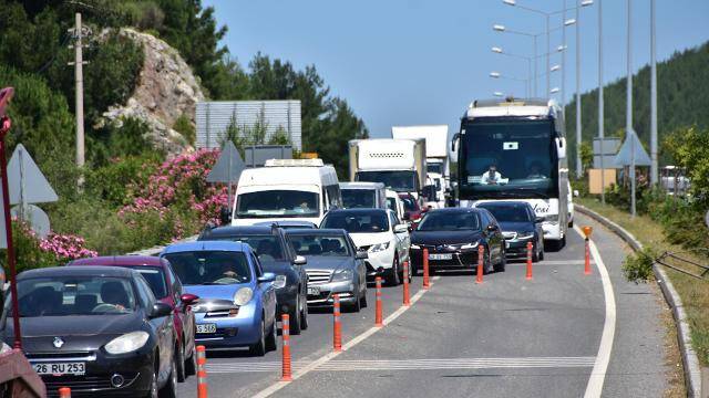 Bayram tatili dönüşü başladı: Yollarda yoğunluk yaşanıyor