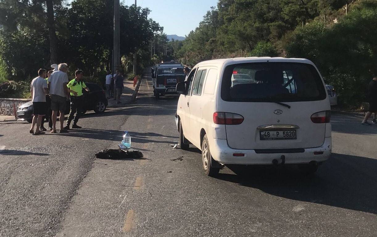 Motosiklet ile minibüs çarpıştı