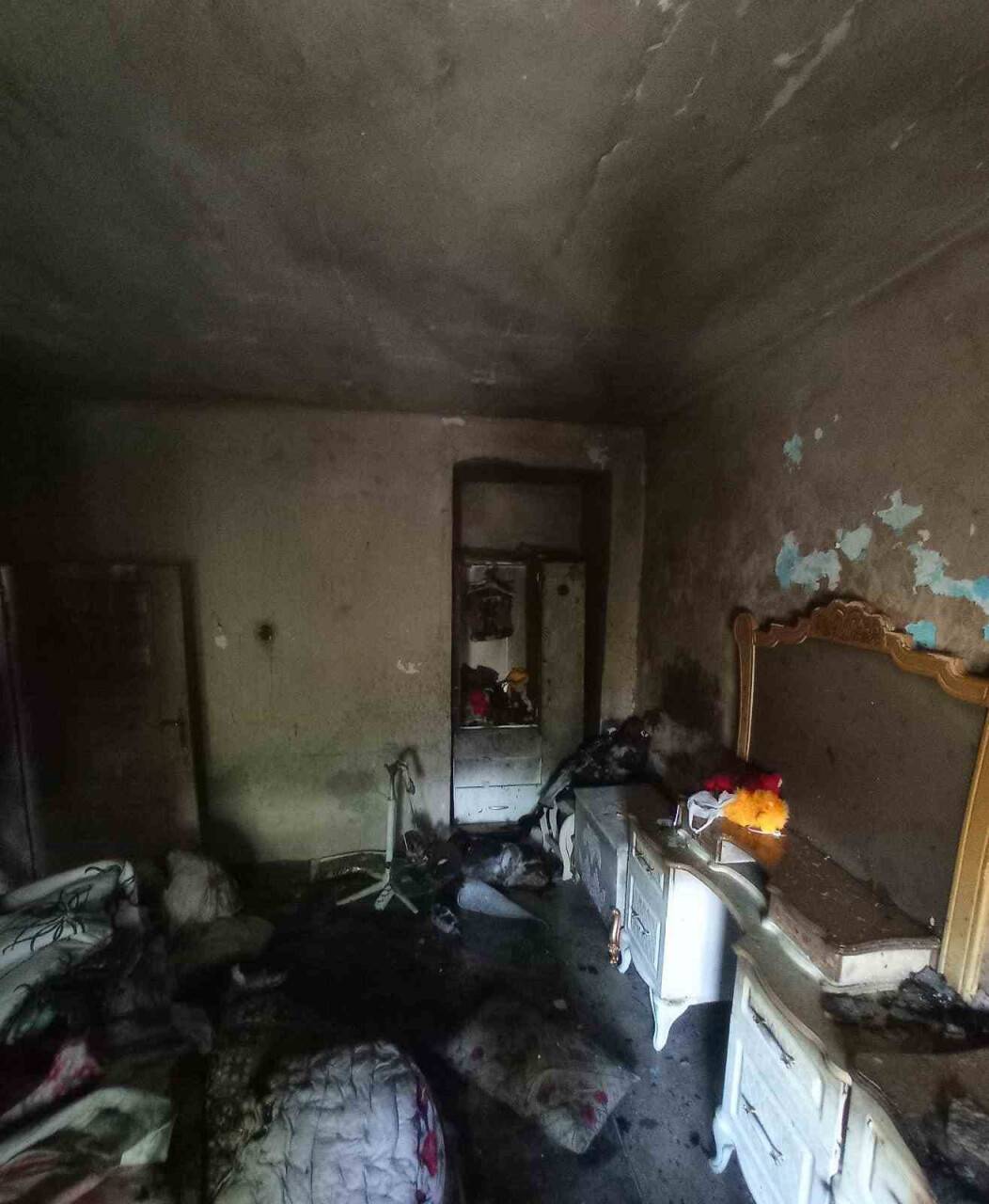 Çıkan yangında ev küle döndü